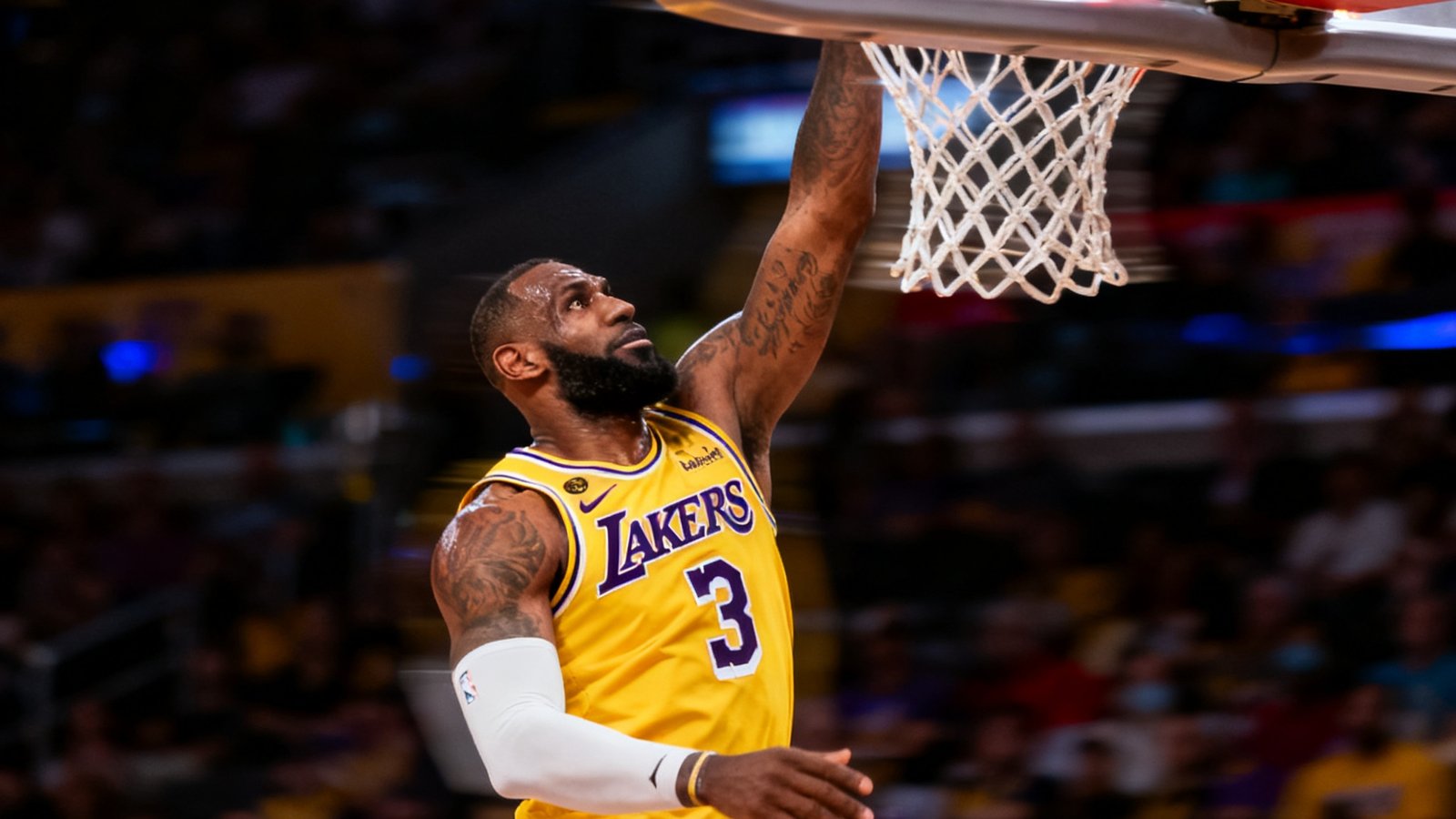 NBA比赛中湖人队球员突破防守完成单手暴扣的精彩瞬间，篮筐特写镜头